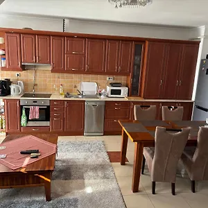  Apartament Ujszeru, Jol Felszerelt Lakas A Varos Sziveben, Ingyenes Parkolassal! Węgry